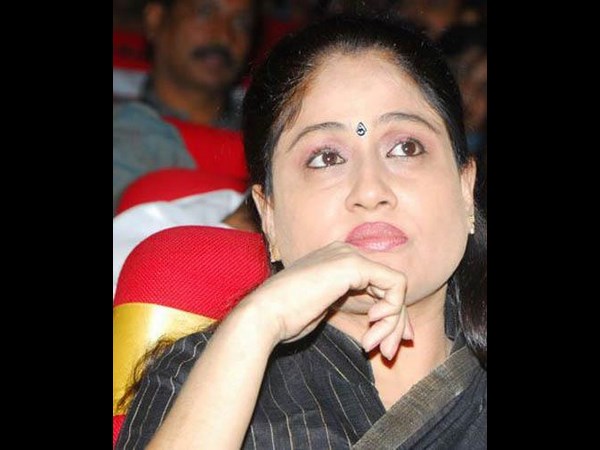 నో అట్రాక్షన్: పొలిటికల్ గేమ్‌లో హీరోయిన్స్ పల్టీ(పిక్చర్స్)