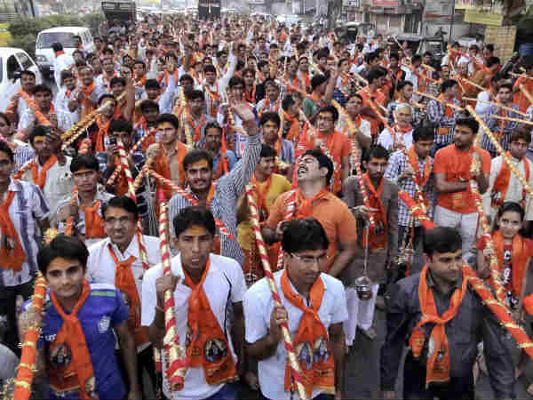 విదేశీ భక్తురాలి పూజ: ఎత్తైన అర్ధనారీశ్వరుడు(పిక్చర్స్)