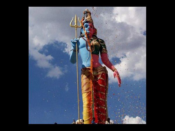 విదేశీ భక్తురాలి పూజ: ఎత్తైన అర్ధనారీశ్వరుడు(పిక్చర్స్)