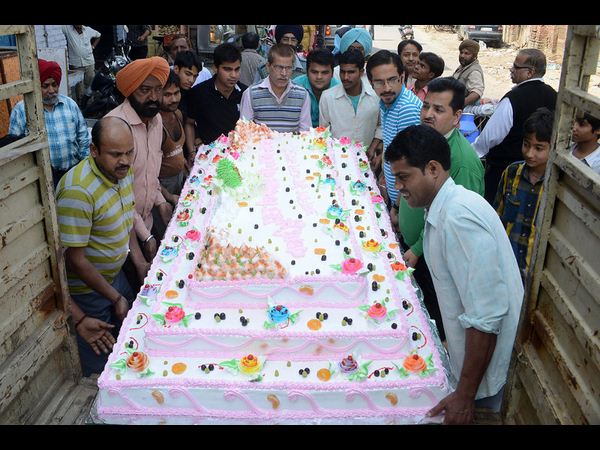 విదేశీ భక్తురాలి పూజ: ఎత్తైన అర్ధనారీశ్వరుడు(పిక్చర్స్)