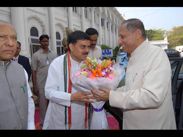 పిక్చర్స్: తొలి రోజు అసెంబ్లీ వేడిగా..