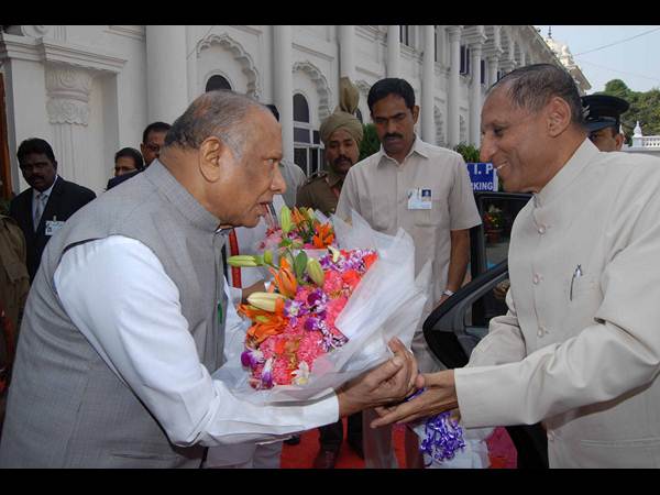 పిక్చర్స్: తొలి రోజు అసెంబ్లీ వేడిగా..