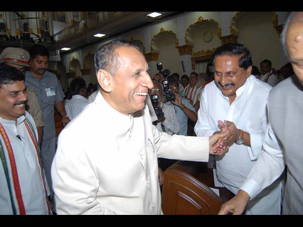 పిక్చర్స్: తొలి రోజు అసెంబ్లీ వేడిగా..