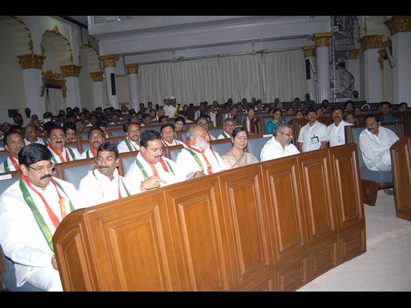 పిక్చర్స్: తొలి రోజు అసెంబ్లీ వేడిగా..