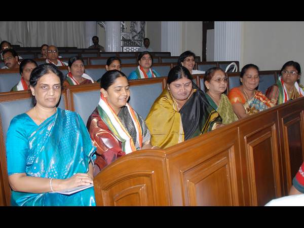 పిక్చర్స్: తొలి రోజు అసెంబ్లీ వేడిగా..