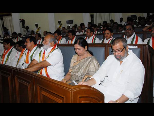 పిక్చర్స్: తొలి రోజు అసెంబ్లీ వేడిగా..