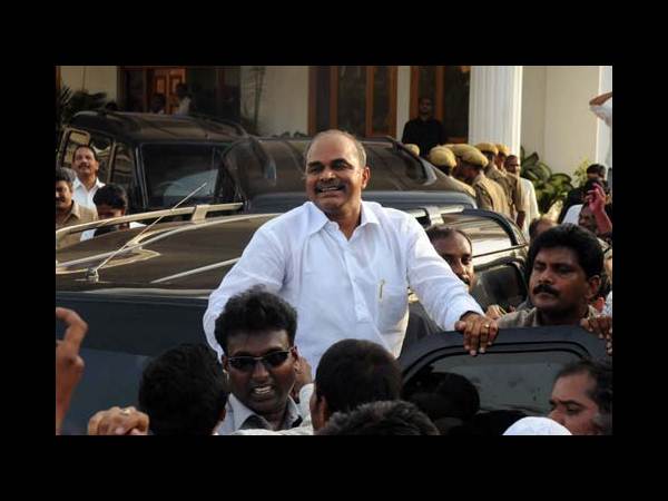 పిక్చర్స్: తెలంగాణపై వైయస్ లాగే కిరణ్ రెడ్డి