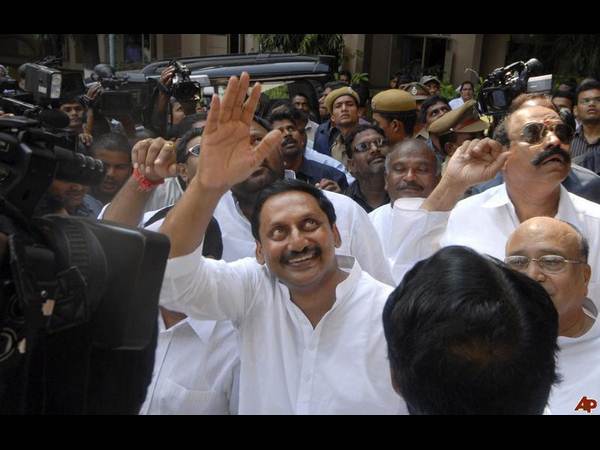 పిక్చర్స్: తెలంగాణపై వైయస్ లాగే కిరణ్ రెడ్డి