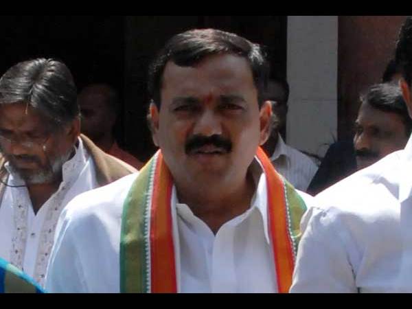 పిక్చర్స్: తెలంగాణపై వైయస్ లాగే కిరణ్ రెడ్డి