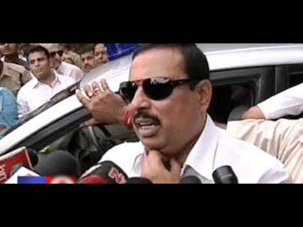 పిక్చర్స్: తెలంగాణపై వైయస్ లాగే కిరణ్ రెడ్డి