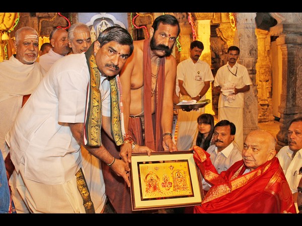 శ్రీవారి ఆశీస్సుల కోసం షిండే...(పిక్చర్స్)