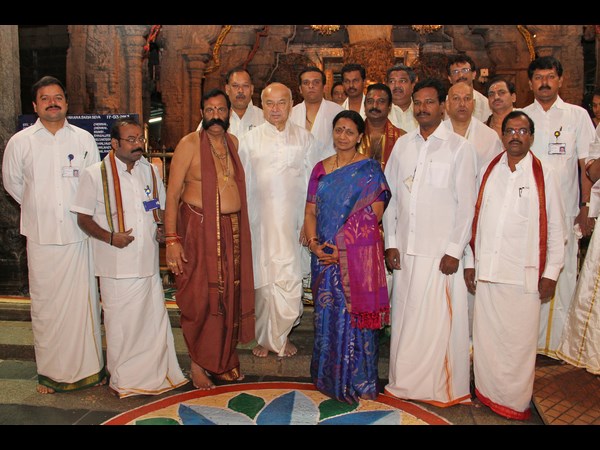 శ్రీవారి ఆశీస్సుల కోసం షిండే...(పిక్చర్స్)