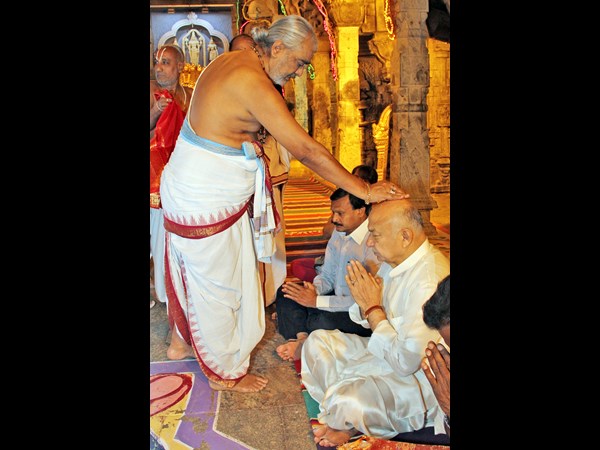 శ్రీవారి ఆశీస్సుల కోసం షిండే...(పిక్చర్స్)