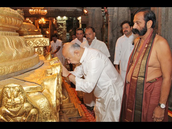 శ్రీవారి ఆశీస్సుల కోసం షిండే...(పిక్చర్స్)