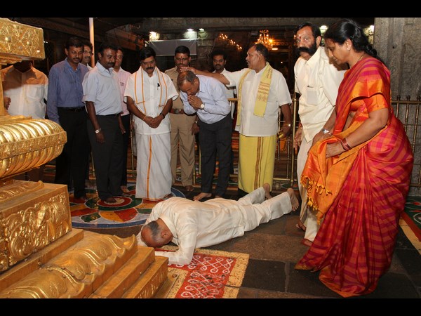 శ్రీవారి ఆశీస్సుల కోసం షిండే...(పిక్చర్స్)