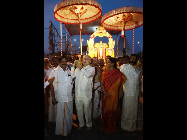 శ్రీవారి ఆశీస్సుల కోసం షిండే...(పిక్చర్స్)