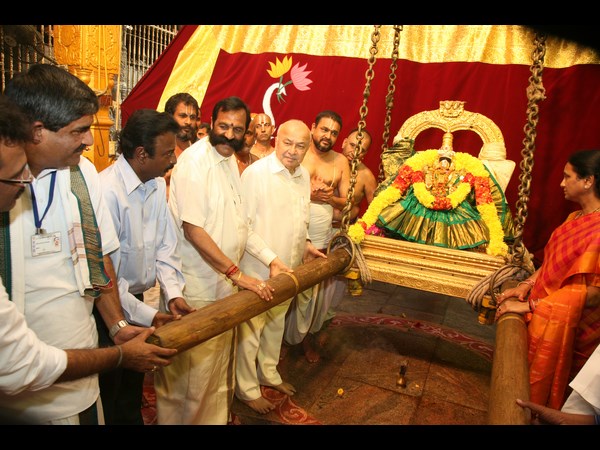 శ్రీవారి ఆశీస్సుల కోసం షిండే...(పిక్చర్స్)