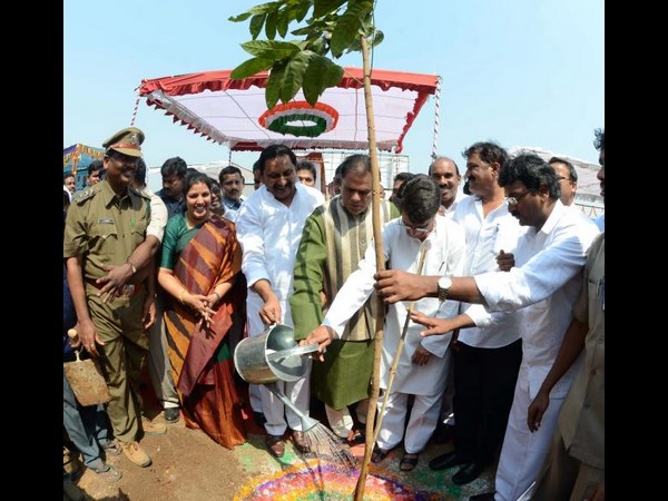 పురంధేశ్వరిపై టియస్సార్ పాచిక(పిక్చర్స్)