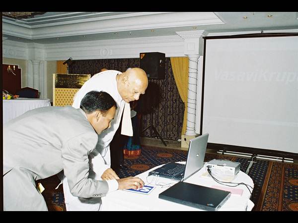 దుబాయ్: పదేళ్ల వాసవి కృప