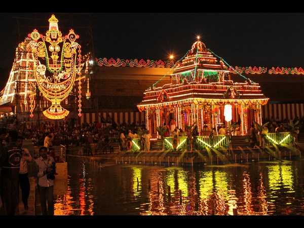 తెప్పపై శ్రీకృష్ణ స్వామి ధగధగ(పిక్చర్స్)