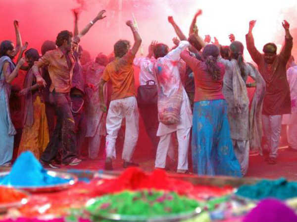 తుపాకీతో పూనం, కల్సిన మోడీ, నితీష్!(హోలీ పిక్చర్స్)