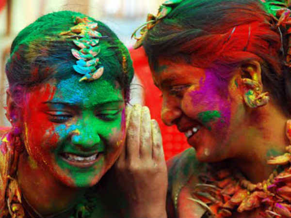 తుపాకీతో పూనం, కల్సిన మోడీ, నితీష్!(హోలీ పిక్చర్స్)