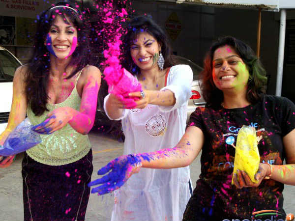 తుపాకీతో పూనం, కల్సిన మోడీ, నితీష్!(హోలీ పిక్చర్స్)