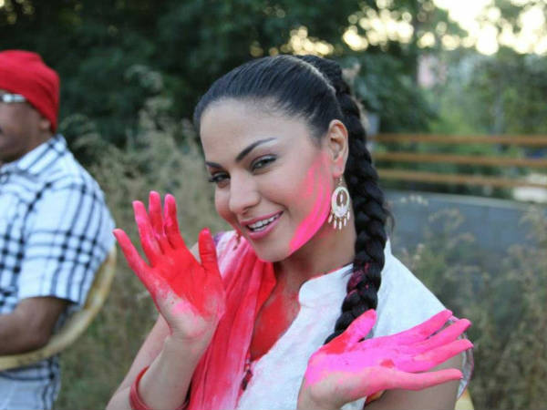 తుపాకీతో పూనం, కల్సిన మోడీ, నితీష్!(హోలీ పిక్చర్స్)