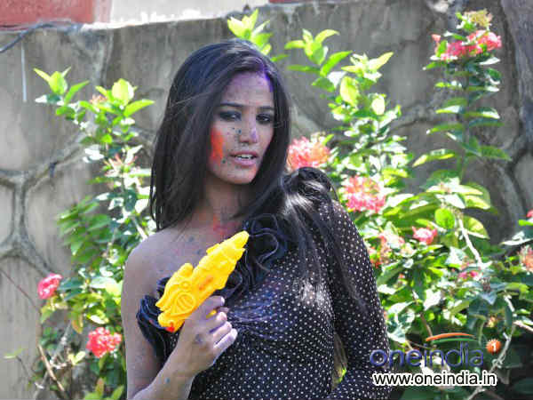 తుపాకీతో పూనం, కల్సిన మోడీ, నితీష్!(హోలీ పిక్చర్స్)