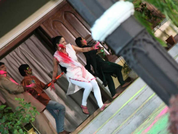 తుపాకీతో పూనం, కల్సిన మోడీ, నితీష్!(హోలీ పిక్చర్స్)