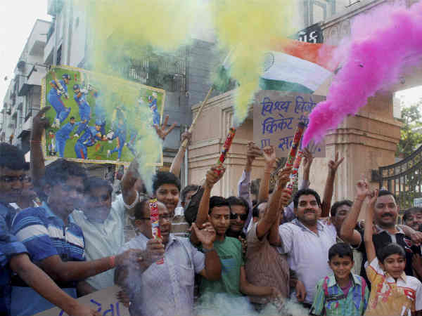 తుపాకీతో పూనం, కల్సిన మోడీ, నితీష్!(హోలీ పిక్చర్స్)