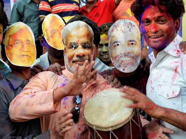 తుపాకీతో పూనం, కల్సిన మోడీ, నితీష్!(హోలీ పిక్చర్స్)