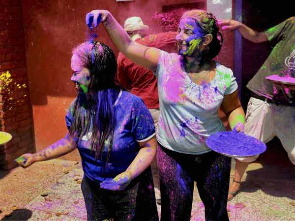 తుపాకీతో పూనం, కల్సిన మోడీ, నితీష్!(హోలీ పిక్చర్స్)