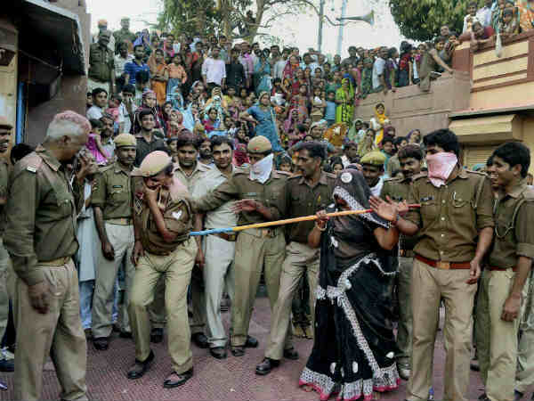 తుపాకీతో పూనం, కల్సిన మోడీ, నితీష్!(హోలీ పిక్చర్స్)