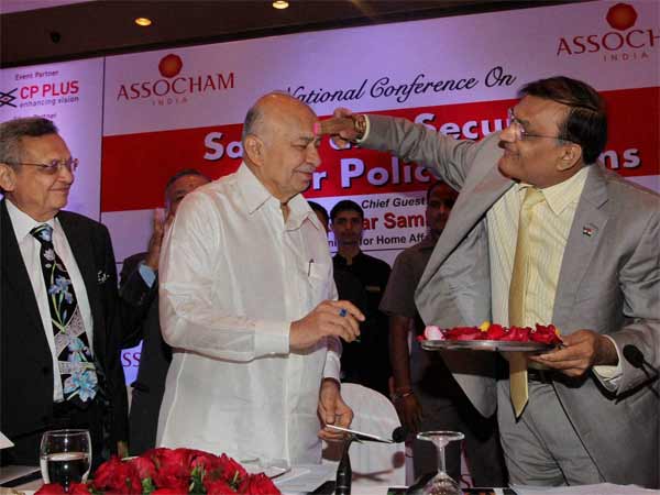 తుపాకీతో పూనం, కల్సిన మోడీ, నితీష్!(హోలీ పిక్చర్స్)