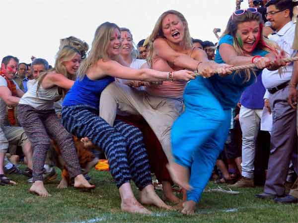 తుపాకీతో పూనం, కల్సిన మోడీ, నితీష్!(హోలీ పిక్చర్స్)