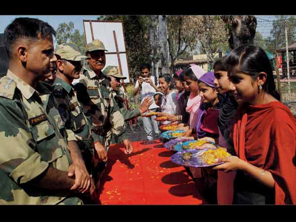 తుపాకీతో పూనం, కల్సిన మోడీ, నితీష్!(హోలీ పిక్చర్స్)
