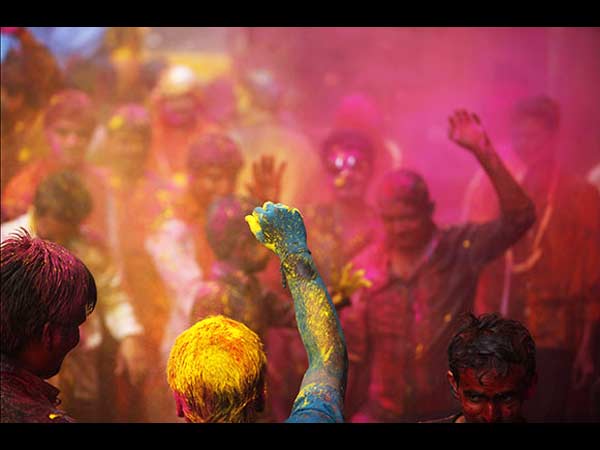 తుపాకీతో పూనం, కల్సిన మోడీ, నితీష్!(హోలీ పిక్చర్స్)