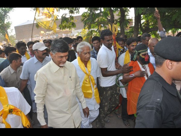 ఫొటోలు: బాబు స్టయిల్ మారిందా?