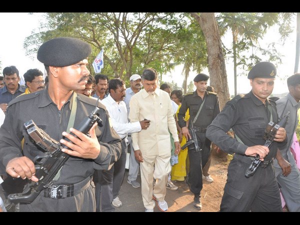 ఫొటోలు: బాబు స్టయిల్ మారిందా?