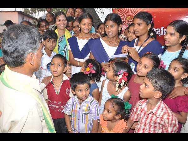 ఫొటోలు: బాబు స్టయిల్ మారిందా?