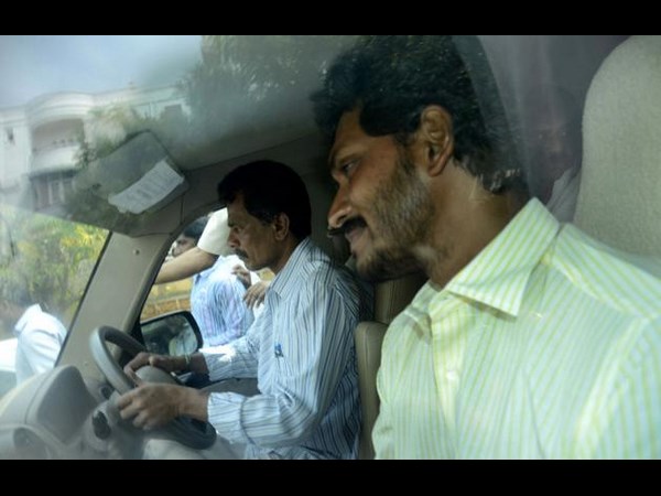 జగన్‌కు వాస్తు కష్టాలు: గాలి దారిలోనే...(పిక్చర్స్)