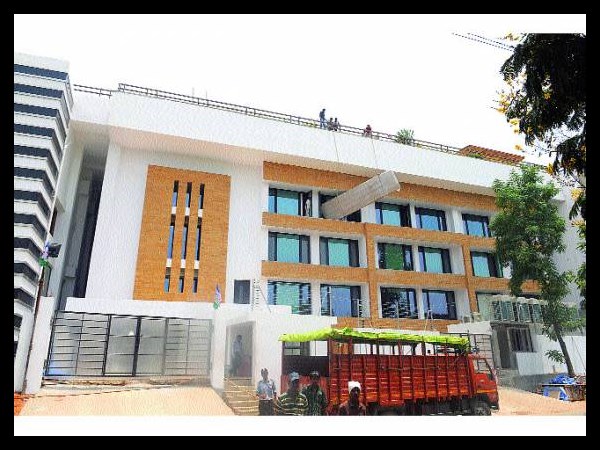 జగన్‌కు వాస్తు కష్టాలు: గాలి దారిలోనే...(పిక్చర్స్)