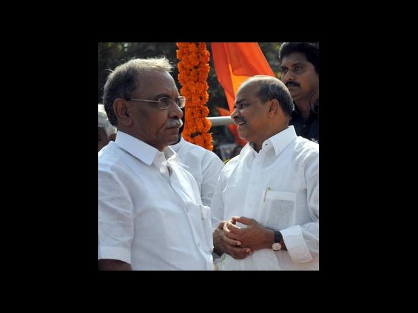 జగన్‌కు వాస్తు కష్టాలు: గాలి దారిలోనే...(పిక్చర్స్)