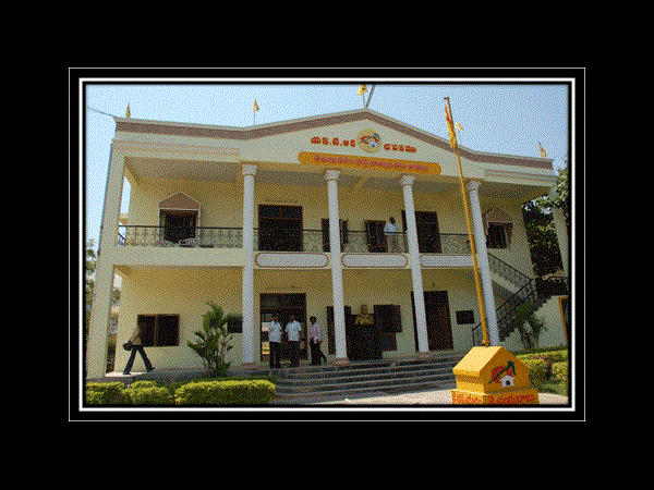 జగన్‌కు వాస్తు కష్టాలు: గాలి దారిలోనే...(పిక్చర్స్)