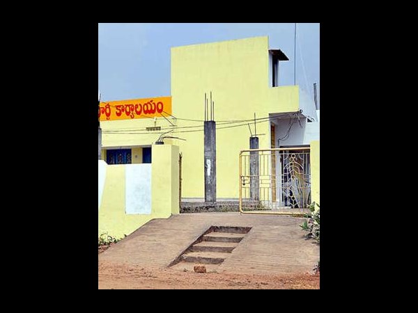 జగన్‌కు వాస్తు కష్టాలు: గాలి దారిలోనే...(పిక్చర్స్)