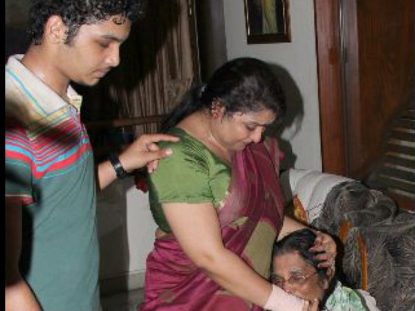 ఉద్వేగానికి గురైన ఆమె, మంత్రి ఫిర్యాదు