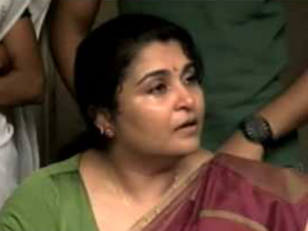 ఉద్వేగానికి గురైన ఆమె, మంత్రి ఫిర్యాదు