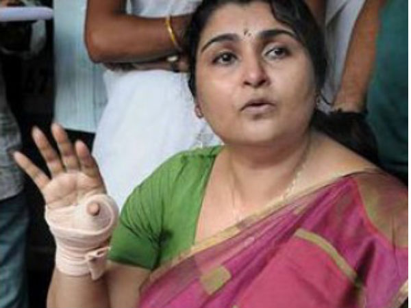 ఉద్వేగానికి గురైన ఆమె, మంత్రి ఫిర్యాదు