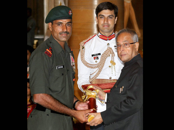 పద్మా అవార్డులను అందుకున్న శ్రీదేవి (పిక్చర్స్)